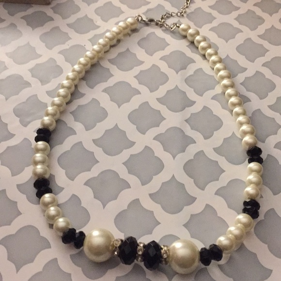 Black n white Pearl necklace - Picture 4 of 4